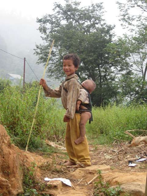 Một em nhỏ vùng cao Sa Pa không được đi học.