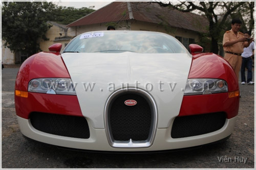 Bugatti Veyron là siêu xe dân dụng nhanh nhất thế giới với vận tốc tối đa 407 km/h, được trang bị động cơ W16 dung tích 8.0 lít, công suất 1.001 mã lực và mô men xoắn cực đại 1.200 Nm, cho khả năng tăng tốc từ 0-100 km/h chỉ trong 2,5 giây.