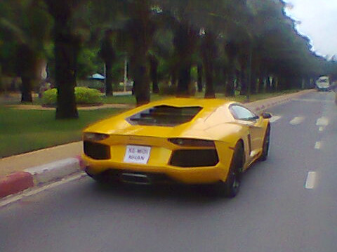 Lamborghini Aventador đầu tiên về Việt Nam Chiều 6/6, chiếc Lamborghini Aventador LP700-4 đầu tiên đã xuất hiện tại Việt Nam nhưng là phiên bản màu vàng - model chưa từng được giới chơi siêu xe trong nước nhắc đến trước đây. Siêu xe này sau đó xuất hiện khá ồn ào và được cho là thuộc sở hữu của đại gia Nguyễn Quốc Cường (Cường đô-la). Sau khi đóng các loại phí và thuế, siêu xe Lamborghini Aventador LP700-4 có giá khoảng 25 tỉ đồng.