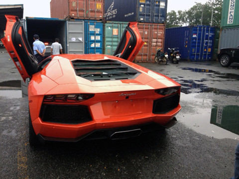 Lamborghini Aventador thứ hai về Việt Nam Chỉ một ngày sau khi chiếc Lamborghini Aventador khoảng 25 tỉ đồng đầu tiên về Việt Nam, một chiếc Lamborghini Aventador màu cam khác cũng đã cập cảng Sài Gòn. Model này được cho thuộc sở hữu của đại gia Vinh Auto, mặc dù trước đó, nhiều nguồn tin khẳng định bản màu cam là của Cường đô-la.