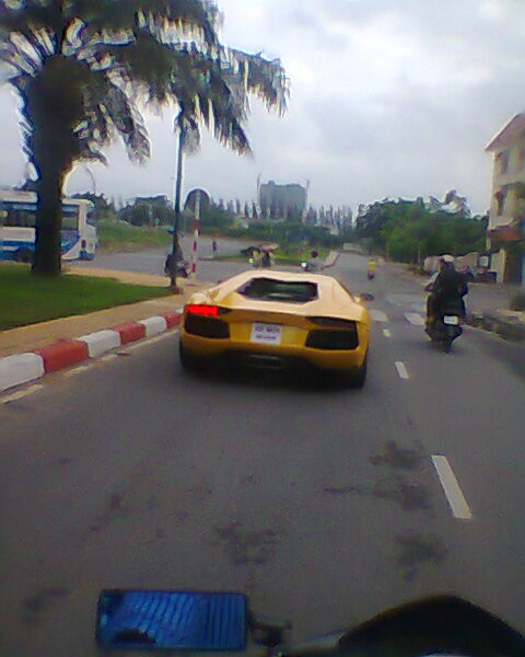 Lamborghini Aventador LP700-4 trình làng tại triển lãm Geneva Motor Show 2011, được trang bị động cơ V12 6,5 lit, công suất 700 mã lực tại vòng tua 8.250 vòng/phút và mô-men xoắn 690Nm tại vòng tua 5.500 vòng/phút. Đây là một trong những siêu xe nhanh nhất thế giới hiện nay, khi chỉ mất chưa đầy 3 giây để đạt vận tốc 100 km/h, 200 km/h trong 8,9 giây và vận tốc tối đa 350 km/h.