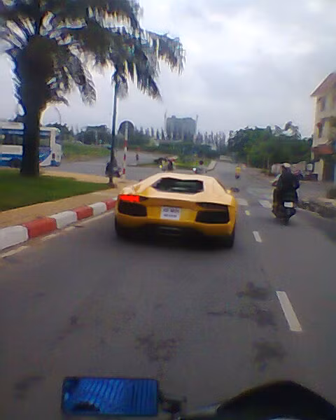 Lamborghini Aventador LP700-4 trình làng tại triển lãm Geneva Motor Show 2011, được trang bị động cơ V12 6,5 lit, công suất 700 mã lực tại vòng tua 8.250 vòng/phút và mô-men xoắn 690Nm tại vòng tua 5.500 vòng/phút. Đây là một trong những siêu xe nhanh nhất thế giới hiện nay, khi chỉ mất chưa đầy 3 giây để đạt vận tốc 100 km/h, 200 km/h trong 8,9 giây và vận tốc tối đa 350 km/h.