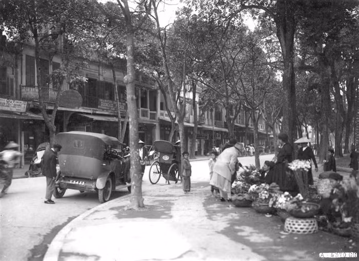 Dãy phố Hàng Khay sầm uất cửa hàng. Dãy phố Hàng Khay sầm uất cửa hàng.