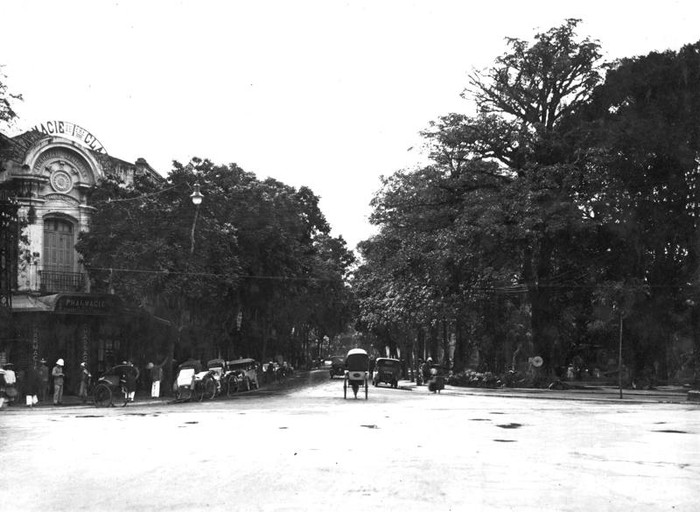 Phố Hàng Khay toàn cảnh nhìn từ ngã tư Tràng Tiền. Phố Hàng Khay toàn cảnh nhìn từ ngã tư Tràng Tiền.