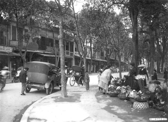 Dãy phố Hàng Khay sầm uất cửa hàng. Dãy phố Hàng Khay sầm uất cửa hàng.