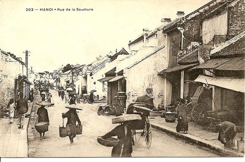 Tấm bưu ảnh ghi chú là Hàng Mắm nhưng thực ra là đoạn phố cuối Hàng Bạc. Tấm bưu ảnh ghi chú là Hàng Mắm nhưng thực ra là đoạn phố cuối Hàng Bạc.