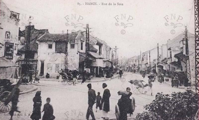 Điểm rẽ của 2 tuyến xe điện, một đi thẳng vào Hàng Đào đi tiếp tới Chợ Đồng Xuân; một rẽ trái theo phố Hàng Gai lên Cửa Nam. Điểm rẽ của 2 tuyến xe điện, một đi thẳng vào Hàng Đào đi tiếp tới Chợ Đồng Xuân; một rẽ trái theo phố Hàng Gai lên Cửa Nam.