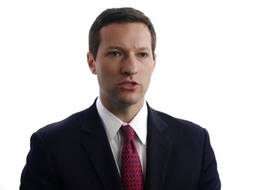 Học giả Ely Ratner, cựu Phó Cố vấn An ninh quốc gia của ông Joe Biden, ảnh chụp màn hình từ Youtube. Học giả Ely Ratner, cựu Phó Cố vấn An ninh quốc gia của ông Joe Biden, ảnh chụp màn hình từ Youtube.