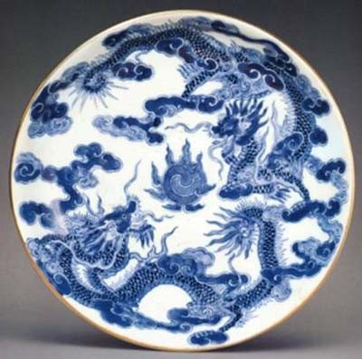 Lưỡng long tranh châu vẽ trên đĩa sứ, ảnh: gomsuphunggia.vn.