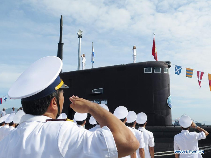 Lễ thượng cờ tàu ngầm 185 Khánh Hòa tại cảng Cam Ranh ngày 1/8/2015, đây là chiếc thứ 4 trong 6 tàu ngầm Kilo Việt Nam mua của Nga. Ảnh: Tân Hoa Xã. Lễ thượng cờ tàu ngầm 185 Khánh Hòa tại cảng Cam Ranh ngày 1/8/2015, đây là chiếc thứ 4 trong 6 tàu ngầm Kilo Việt Nam mua của Nga. Ảnh: Tân Hoa Xã.
