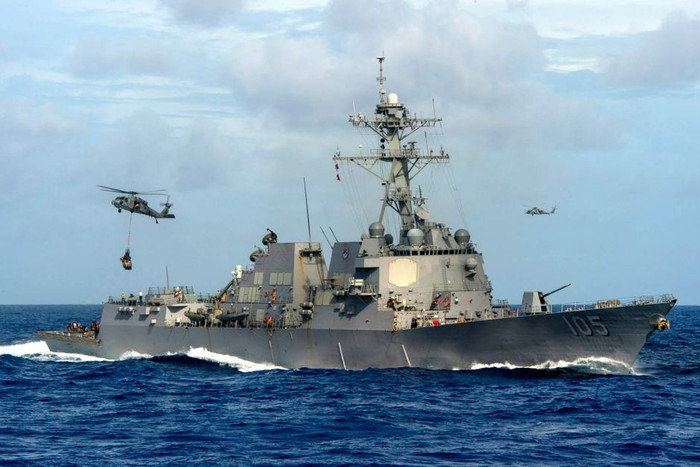 Chiến hạm USS Dewey tiến hành diễn tập bên trong 12 hải lý quanh bãi Vành Khăn hôm 24/5, ảnh: ABC News. Chiến hạm USS Dewey tiến hành diễn tập bên trong 12 hải lý quanh bãi Vành Khăn hôm 24/5, ảnh: ABC News.