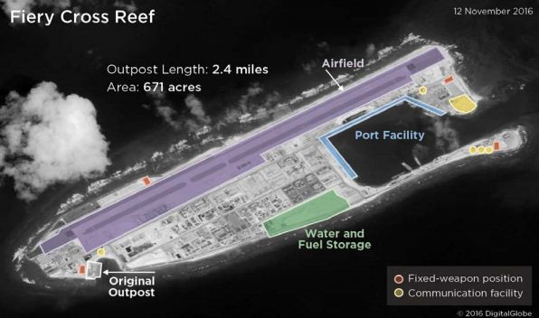 Ảnh chụp đá Chữ Thập từ vệ tinh ngày 12/11/2016 được Lầu Năm Góc công bố trong báo cáo hôm 15/5. [6]