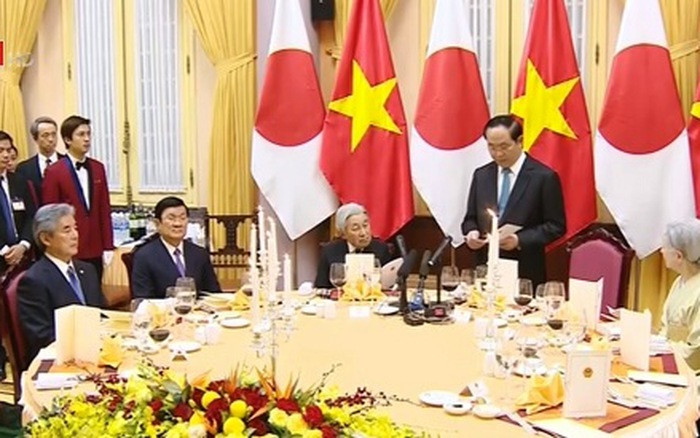Chủ tịch nước Trần Đại Quang và Phu nhân chiêu đãi Nhà vua và Hoàng hậu Nhật Bản, ảnh: Quang Anh / VTV. Chủ tịch nước Trần Đại Quang và Phu nhân chiêu đãi Nhà vua và Hoàng hậu Nhật Bản, ảnh: Quang Anh / VTV.