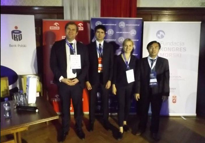 Từ trái qua phải: ông Radoslaw Pyffel - Giám đốc AIIB tại Ba Lan, ông Pawel Behrendt, bà Patrycia Pendrakowska đến từ Trung tâm Nghiên cứu châu Á - Ba Lan và nghiên cứu sinh Nguyễn Thức Tuấn. Ảnh do tác giả cung cấp. Từ trái qua phải: ông Radoslaw Pyffel - Giám đốc AIIB tại Ba Lan, ông Pawel Behrendt, bà Patrycia Pendrakowska đến từ Trung tâm Nghiên cứu châu Á - Ba Lan và nghiên cứu sinh Nguyễn Thức Tuấn. Ảnh do tác giả cung cấp.