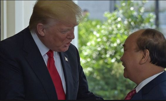 Tổng thống Hoa Kỳ Donald Trump và Thủ tướng Nguyễn Xuân Phúc, ảnh: Báo Công an Nhân Dân.