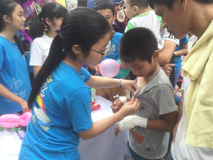 An Bình tích cực tham gia các hoạt động ngoại khóa, từ thiện. An Bình tích cực tham gia các hoạt động ngoại khóa, từ thiện.