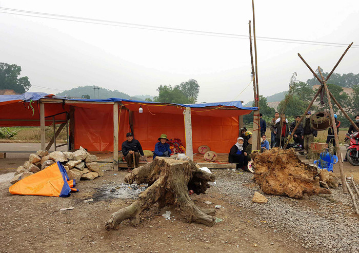 Hàng chục người dân xã Kỳ Sơn lập chốt ngăn doanh nghiệp khai thác đất trái phép Hàng chục người dân xã Kỳ Sơn lập chốt ngăn doanh nghiệp khai thác đất trái phép