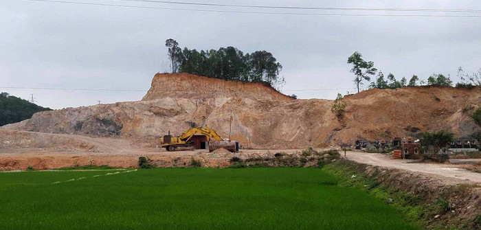 Núp bóng nghĩa trang, núi Trúc Bạch (gần núi Niêm Nội) cũng bị Công ty Thuận Thiên xẻ thịt tan hoang Núp bóng nghĩa trang, núi Trúc Bạch (gần núi Niêm Nội) cũng bị Công ty Thuận Thiên xẻ thịt tan hoang