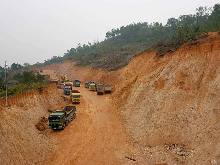 Núi Niêm Nội bị đào khoét tan hoang vì hành vi khai thác khoáng sản trái phép Núi Niêm Nội bị đào khoét tan hoang vì hành vi khai thác khoáng sản trái phép