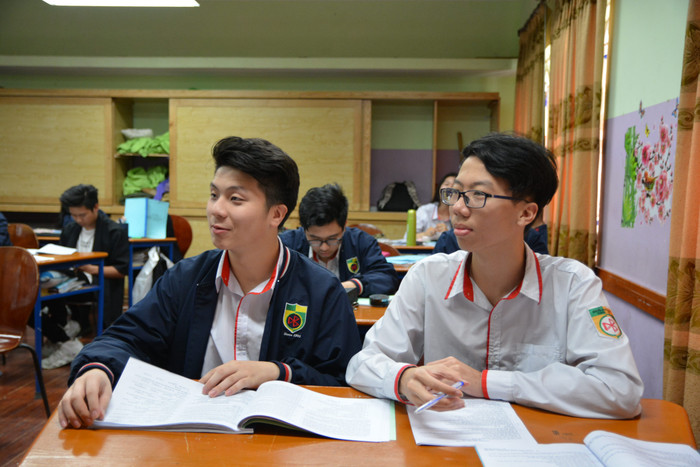 Em Nguyễn Thế Nhật Vinh (bên phải ảnh). (Ảnh: N.B.K)