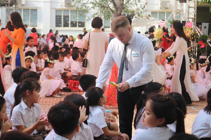 Hành động siêu dễ thương của thầy Harrison, vị giáo viên người nước ngoài dùng chiếc quạt mini để giúp học sinh của mình bớt đi sự oi bức. Ảnh: Đỗ Thơm