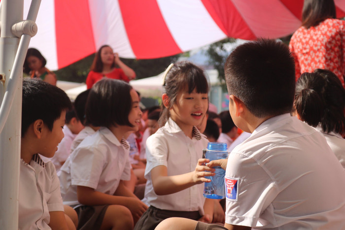 Bắt đầu năm học mới bằng sự sẻ chia cùng nhau. Ảnh: Đỗ Thơm