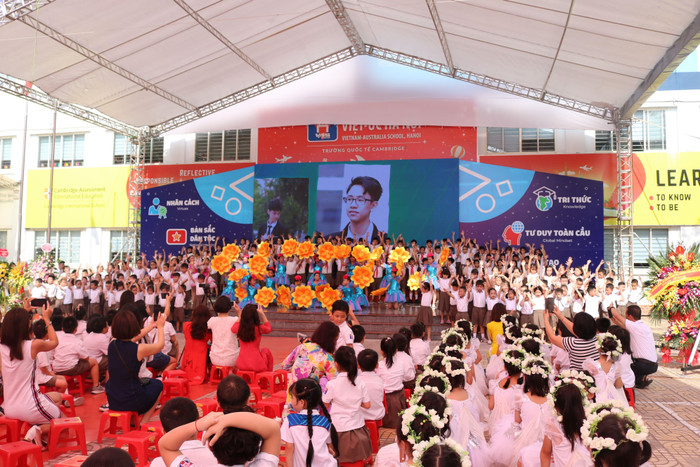 Tiết mục văn nghệ chào đón các học sinh đầu cấp. Ảnh: Đỗ Thơm