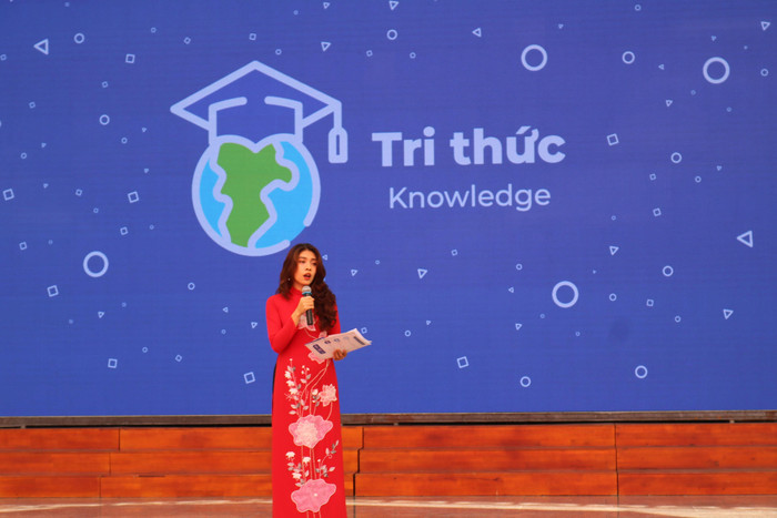 Cô Nguyễn Thị Ngọc Lan - giáo viên lớp 4A2 Trường Tiểu học Việt-Úc chia sẻ một vài quan điểm về yếu tố tri thức. Trong đó, cô nhấn mạnh giáo viên không phải người truyền thụ kiến thức mà phải là người truyền cảm hứng, niềm say mê học tập. Khi đó kiến thức các con có được không chỉ là kiến thức thầy cô giao cho mà nó là kiến thức các con chủ động tìm tòi, hiểu, khám phá, thỏa mãn trí tò mò của bản thân. Hãy ngừng yêu cầu các con phải ngoan, phải trật tự như con rô bốt trong 4 bức tường. Hãy tạo cho các con tâm thế thoải mái, chủ động đón nhận kiến thức, mở rộng không gian học tập của các con. Ảnh: Đỗ Thơm