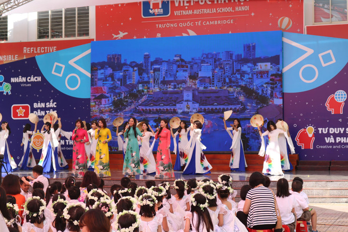 Một tiết mục văn nghệ của các giáo viên trong trường. Ảnh: Đỗ Thơm