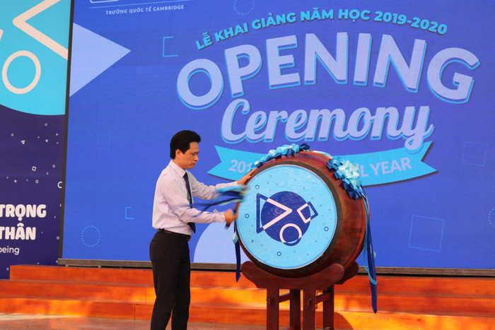 Thầy Nguyễn Văn Tiến - Phó Hiệu trưởng Trường phổ thông liên cấp Việt-Úc Hà Nội đánh hồi trống khai giảng năm học mới. Ảnh: Đỗ Thơm