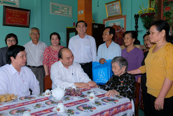 Thủ tướng đến thăm tặng quà gia đình mẹ Việt Nam anh hùng. (Ảnh: VGP) Thủ tướng đến thăm tặng quà gia đình mẹ Việt Nam anh hùng. (Ảnh: VGP)