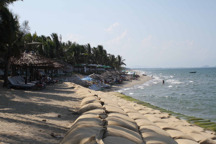 Sau khoảng một năm, Quảng Nam đã tổ chức nhiều hội thảo khoa học có mời các chuyên gia, nhà khoa học trong nước và ngoài nước cùng tìm cách "cứu" bờ biển này. Nhưng chưa có cách nào thuyết phục nhất... Sau khoảng một năm, Quảng Nam đã tổ chức nhiều hội thảo khoa học có mời các chuyên gia, nhà khoa học trong nước và ngoài nước cùng tìm cách "cứu" bờ biển này. Nhưng chưa có cách nào thuyết phục nhất...