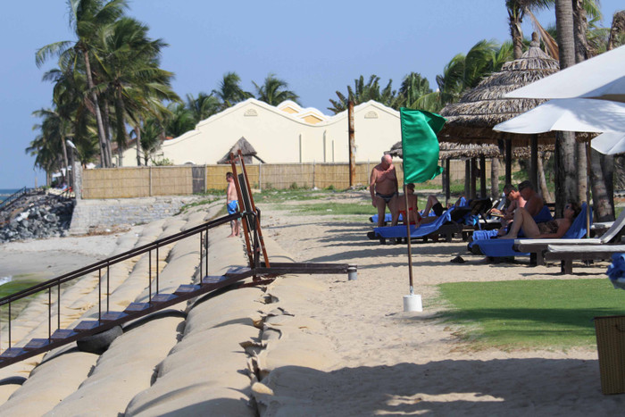 Du khách nước ngoài tắm biển, nghỉ ngơi trên bờ biển như thế này...Ai cũng luyến tiếc về một bờ biển thơ mộng và đẹp nhất miền Trung ngày xưa đã dần bị xóa sổ! Du khách nước ngoài tắm biển, nghỉ ngơi trên bờ biển như thế này...Ai cũng luyến tiếc về một bờ biển thơ mộng và đẹp nhất miền Trung ngày xưa đã dần bị xóa sổ!