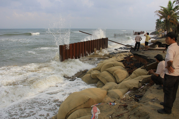 Đỉnh điểm của tình trạng sạt lở bờ biển Cửa Đại là vào cuối năm 2014 (trong ảnh vào tháng 10/2014, Báo Giáo dục Việt Nam đã phản ánh). Sóng lớn dâng cao đã đánh sập hàng rào chắn bằng bê-tông khiến bở biển Cửa Đại dài khoảng 3km sạt lở nghiêm trọng. Nhiều nhà hàng, khách sạn, resort...dọc bờ biển này bị đe dọa, có nguy cơ trôi ra biển. Đỉnh điểm của tình trạng sạt lở bờ biển Cửa Đại là vào cuối năm 2014 (trong ảnh vào tháng 10/2014, Báo Giáo dục Việt Nam đã phản ánh). Sóng lớn dâng cao đã đánh sập hàng rào chắn bằng bê-tông khiến bở biển Cửa Đại dài khoảng 3km sạt lở nghiêm trọng. Nhiều nhà hàng, khách sạn, resort...dọc bờ biển này bị đe dọa, có nguy cơ trôi ra biển.