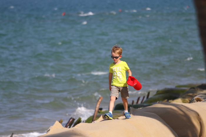 Tại hội thảo vừa qua, số liệu cho thấy, kè chống sạt lở kè chắn sóng thì kinh phí cho 1km là hơn 50 tỷ đồng. Trong khi đó, Hội An có 6km đang trong tình trạng sạt lở nghĩa là hơn 300 tỷ đồng cho công tác chống sạt lở... Tại hội thảo vừa qua, số liệu cho thấy, kè chống sạt lở kè chắn sóng thì kinh phí cho 1km là hơn 50 tỷ đồng. Trong khi đó, Hội An có 6km đang trong tình trạng sạt lở nghĩa là hơn 300 tỷ đồng cho công tác chống sạt lở...