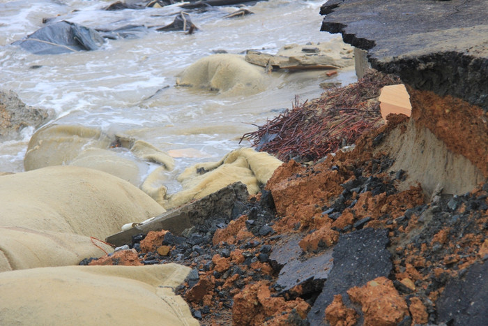Đường bê-tông đã bị sóng biển "ngoạm" nhìn rất nham nhở... Đường bê-tông đã bị sóng biển "ngoạm" nhìn rất nham nhở...