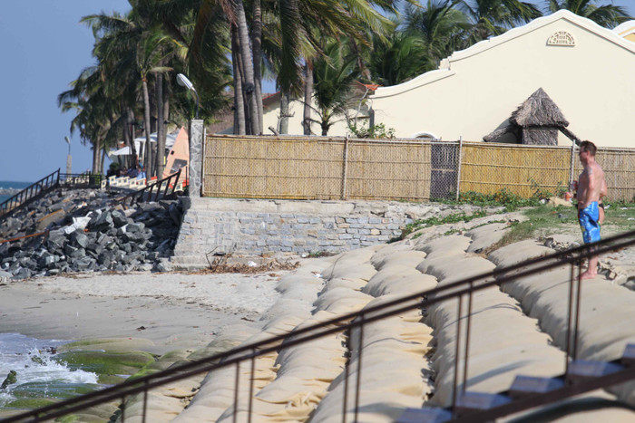 Ông Dũng cho biết, thời gian qua, một số đoạn, được đầu tư kè bê tông cốt thép, một số khu du lịch có làm kè tuy nhiên vẫn không ngăn được sạt lở. "Năm 2014 đã đầu tư làm 300 m kè mềm công nghệ của Hà Lan, năm 2015 kè thêm 100 m nữa với kinh phí 2 năm khoảng 20 tỷ đồng nhưng chỉ tạm ổn chứ chưa hết nỗi lo...", ông Dũng cho biết. Ông Dũng cho biết, thời gian qua, một số đoạn, được đầu tư kè bê tông cốt thép, một số khu du lịch có làm kè tuy nhiên vẫn không ngăn được sạt lở. "Năm 2014 đã đầu tư làm 300 m kè mềm công nghệ của Hà Lan, năm 2015 kè thêm 100 m nữa với kinh phí 2 năm khoảng 20 tỷ đồng nhưng chỉ tạm ổn chứ chưa hết nỗi lo...", ông Dũng cho biết.