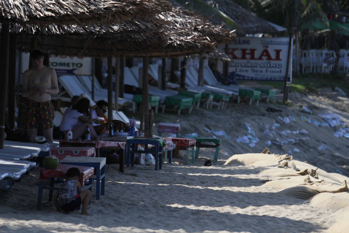 Sạt lở ăn sâu vào các nhà hàng gần biển. Theo các chủ nhà hàng, trước đây từ nhà hàng muốn ra tắm biển thì phải đi bộ một quãng rất xa. Nhưng bây giờ sóng biển đã cận kề... Sạt lở ăn sâu vào các nhà hàng gần biển. Theo các chủ nhà hàng, trước đây từ nhà hàng muốn ra tắm biển thì phải đi bộ một quãng rất xa. Nhưng bây giờ sóng biển đã cận kề...