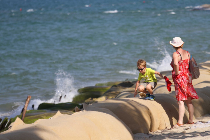 Tại hội thảo "Cửa sông, bờ biển và kỹ thuật sông" tổ chức vào giữa tháng 9/2015, PGS-TS Trần Thanh Tùng, Đại học Thủy Lợi cho biết: Tại bờ biển du lịch Hội An, nếu muốn tái tạo bãi biển nhanh thì bắt buộc chúng ta phải “nuôi bãi”, đồng thời kết hợp với các biện pháp công trình khác..."Giải pháp “nuôi bãi” đã được thế giới thực hiện từ năm 1930, nhiều ở Châu Âu, đặc biệt ở Hà Lan. Ở Việt Nam chưa áp dụng phương pháp này để chống xói lở. Về mặt kỹ thuật, Việt Nam có thể đáp ứng được nhưng đòi hỏi kinh phí rất cao, lại là không phải công trình cứng, vì người ta mang bùn cát đổ trực tiếp lên biển. Sau một thời gian, bùn cát này lại mất đi vì vậy việc “nuôi bãi” phải được thực hiện lại", ông Tùng nói. Tại hội thảo "Cửa sông, bờ biển và kỹ thuật sông" tổ chức vào giữa tháng 9/2015, PGS-TS Trần Thanh Tùng, Đại học Thủy Lợi cho biết: Tại bờ biển du lịch Hội An, nếu muốn tái tạo bãi biển nhanh thì bắt buộc chúng ta phải “nuôi bãi”, đồng thời kết hợp với các biện pháp công trình khác..."Giải pháp “nuôi bãi” đã được thế giới thực hiện từ năm 1930, nhiều ở Châu Âu, đặc biệt ở Hà Lan. Ở Việt Nam chưa áp dụng phương pháp này để chống xói lở. Về mặt kỹ thuật, Việt Nam có thể đáp ứng được nhưng đòi hỏi kinh phí rất cao, lại là không phải công trình cứng, vì người ta mang bùn cát đổ trực tiếp lên biển. Sau một thời gian, bùn cát này lại mất đi vì vậy việc “nuôi bãi” phải được thực hiện lại", ông Tùng nói.