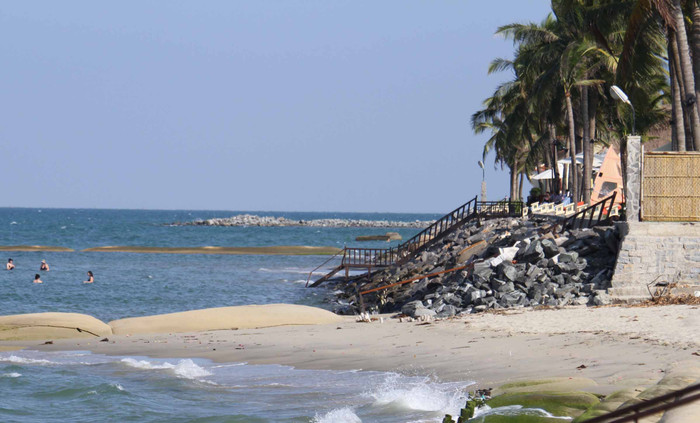 Một số resort đổ đá kè bê-tông chống lại với sạt lở nhưng không khả thi... Một số resort đổ đá kè bê-tông chống lại với sạt lở nhưng không khả thi...