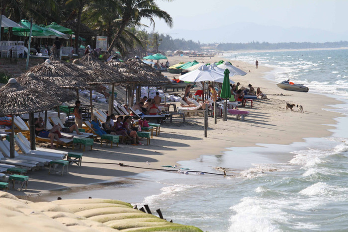 Du khách khi đến với Hội An, ngoài khám phá nét cổ kính ở thành phố này, thì biển là nơi để họ thư giãn...Nếu bờ biển Cửa Đại không được khắc phục, tìm lại vẻ đẹp quyến rũ như ngày xưa thì "bãi biển đẹp nhất miền Trung" này cũng chỉ là hoài niệm... Du khách khi đến với Hội An, ngoài khám phá nét cổ kính ở thành phố này, thì biển là nơi để họ thư giãn...Nếu bờ biển Cửa Đại không được khắc phục, tìm lại vẻ đẹp quyến rũ như ngày xưa thì "bãi biển đẹp nhất miền Trung" này cũng chỉ là hoài niệm...