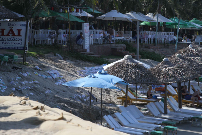 Để níu kéo, một số nhà hàng, khách sạn dùng bao bố chắn trên bờ nhằm giảm sự xâm thực của biển. Phía trước dựng tạm vài lều tranh để phục vụ khách du lịch, nhìn rất thảm... Để níu kéo, một số nhà hàng, khách sạn dùng bao bố chắn trên bờ nhằm giảm sự xâm thực của biển. Phía trước dựng tạm vài lều tranh để phục vụ khách du lịch, nhìn rất thảm...