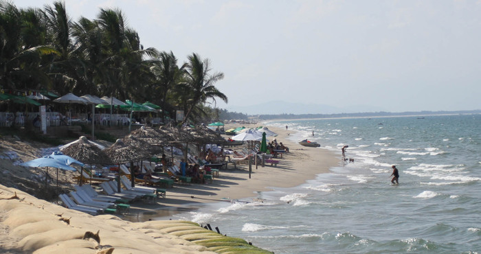 ...mọi ý tưởng vẫn đang là "ý tưởng", bờ biển Cửa Đại bây giờ đã dần mất đi. ...mọi ý tưởng vẫn đang là "ý tưởng", bờ biển Cửa Đại bây giờ đã dần mất đi.
