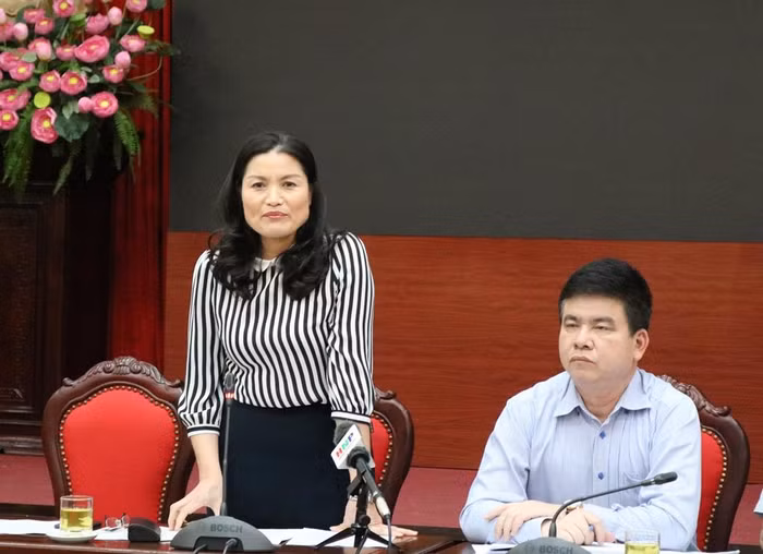 Tiến sĩ Lã Thị Lan (bên trái ảnh) - Phó Giám đốc Trung tâm kiểm soát bệnh tật trao đổi thông tin với các nhà báo. Ảnh: Đỗ Thơm