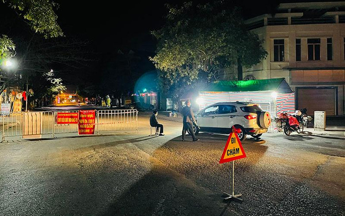 Đẩy mạnh chiến lược khoanh vùng nhanh, phong tỏa hẹp, truy vết thần tốc để ngăn chặn Covid-19 lây lan trong cộng đồng. Ảnh minh họa: Báo Nhân dân