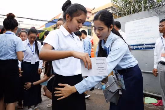 Cải cách giáo dục Campuchia bắt đầu từ những việc cụ thể nhất: thi cử thật nghiêm minh. Ảnh: The Phnom Penh Post.