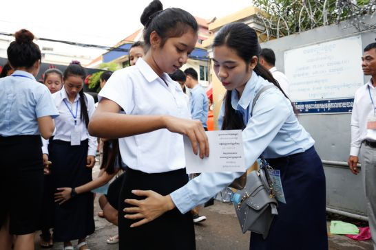 Cải cách giáo dục Campuchia bắt đầu từ những việc cụ thể nhất: thi cử thật nghiêm minh. Ảnh: The Phnom Penh Post. Cải cách giáo dục Campuchia bắt đầu từ những việc cụ thể nhất: thi cử thật nghiêm minh. Ảnh: The Phnom Penh Post.