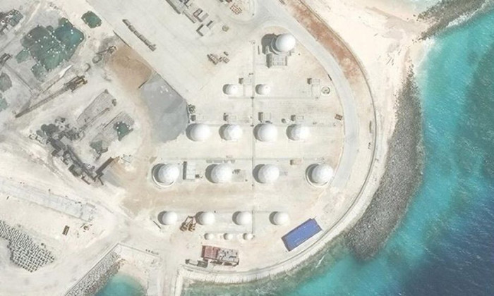 Các thiết bị quân sự Trung Quốc cài đặt trên đảo nhân tạo xây dựng bất hợp pháp trên bãi Xu Bi, Trường Sa, Khánh Hòa, Việt Nam. Ảnh: Asia TImes. Các thiết bị quân sự Trung Quốc cài đặt trên đảo nhân tạo xây dựng bất hợp pháp trên bãi Xu Bi, Trường Sa, Khánh Hòa, Việt Nam. Ảnh: Asia TImes.