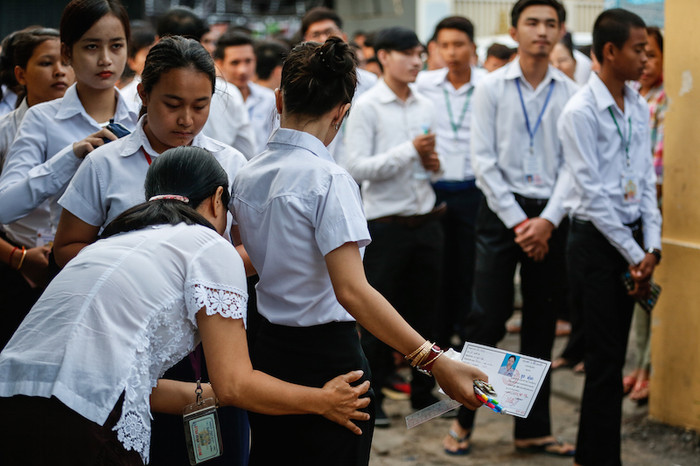 Thí sinh Campuchia phải trải qua khâu kiểm tra gắt gao trước khi bước vào phòng thi tốt nghiệp quốc gia trung học phổ thông năm 2017. Ảnh minh họa: Siv Channa / The Cambodia Daily. Thí sinh Campuchia phải trải qua khâu kiểm tra gắt gao trước khi bước vào phòng thi tốt nghiệp quốc gia trung học phổ thông năm 2017. Ảnh minh họa: Siv Channa / The Cambodia Daily.