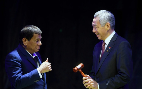 Tổng thống Philippines Rodrigo Duterte và Thủ tướng Singapore Lý Hiển Long, ảnh: NAM News. Tổng thống Philippines Rodrigo Duterte và Thủ tướng Singapore Lý Hiển Long, ảnh: NAM News.
